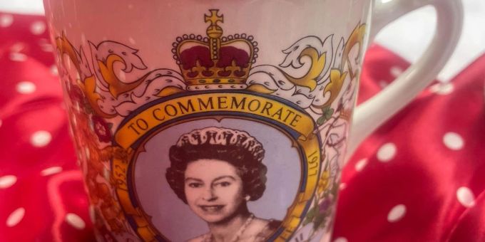 Eine solche Tasse, die an das Silberne Thronjubiläum von Königin Elizabeth II. 1977. erinnert, hat Herzogin Camilla sich zugelegt. Eine solche Tasse, die an das Silberne Thronjubiläum von Königin Elizabeth II. 1977. erinnert, hat Herzogin Camilla sich zugelegt.