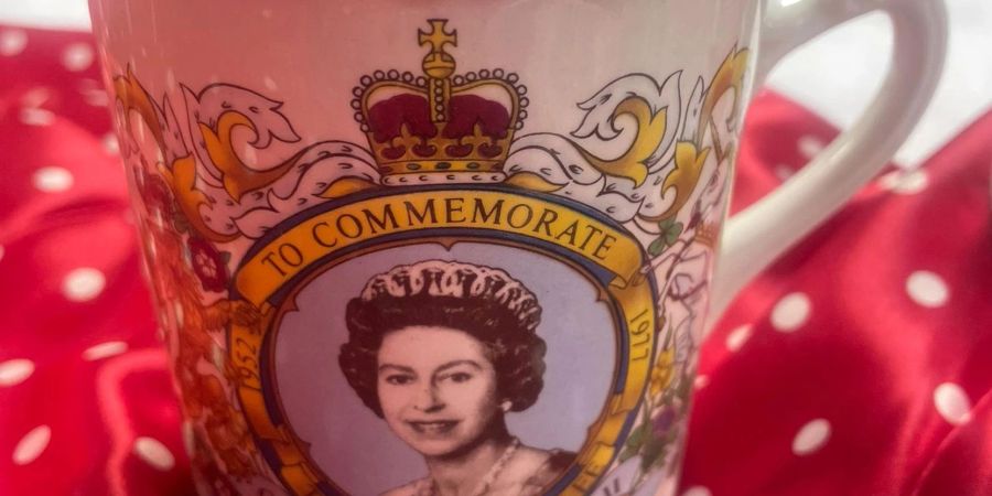 Eine solche Tasse, die an das Silberne Thronjubiläum von Königin Elizabeth II. 1977. erinnert, hat Herzogin Camilla sich zugelegt.