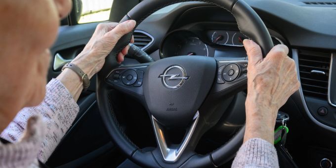 Eine Frau vor dem Lenkrad. (Symbolbild) führerschein