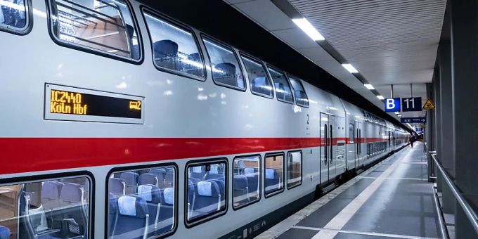 Die Deutsche Bahn (DB) ist im Fernverkehr so unpünktlich wie seit acht Jahren nicht mehr. Im November war fast jeder zweite Fernzug zu spät. (Archivbild) Die Deutsche Bahn (DB) ist im Fernverkehr so unpünktlich wie seit acht Jahren nicht mehr. Im November war fast jeder zweite Fernzug zu spät. (Archivbild)