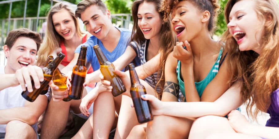 Ein häufiger Grund für den Alkoholkonsum: Gruppendruck.