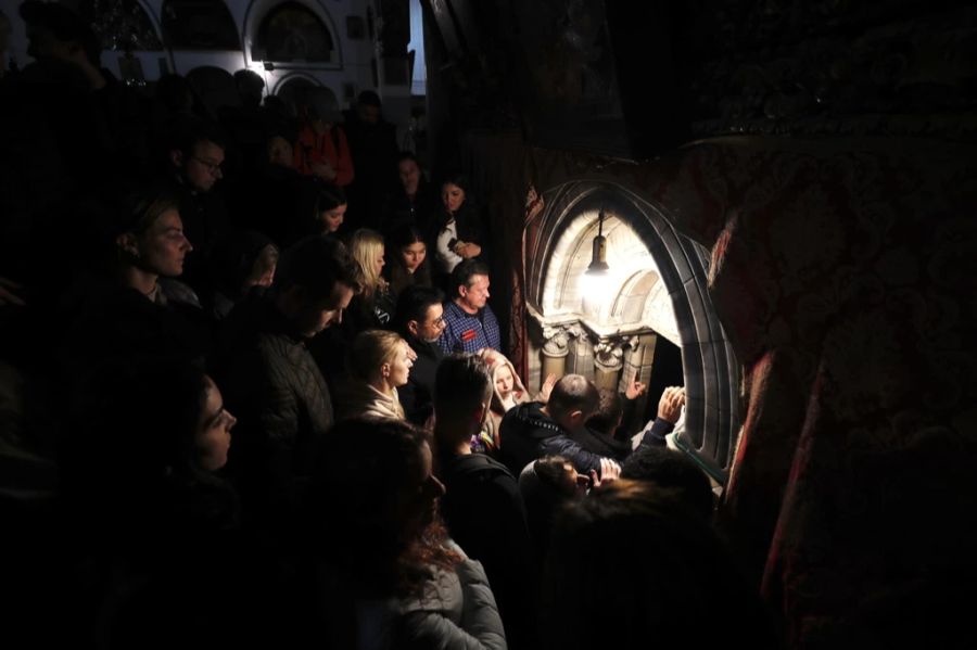 Dezember 2022: Der prall gefüllte Eingang zur Grotte der Geburtskirche in Bethlehem. Normalerweise reisen zahlreiche Christinnen und Christen zu Weihnachten ins Westjordanland und Israel.