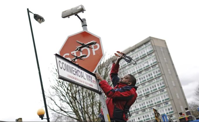 Einer der Diebe montiert das Banksy-Werk ab. Banksy