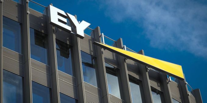 Das Beratungsunternehmen Ernst & Young (EY) wird von der Aktionärsvereinigung DSW auf Schadenersatz im Fall Wirecard verklagt. (Archivbild) EY Schweiz