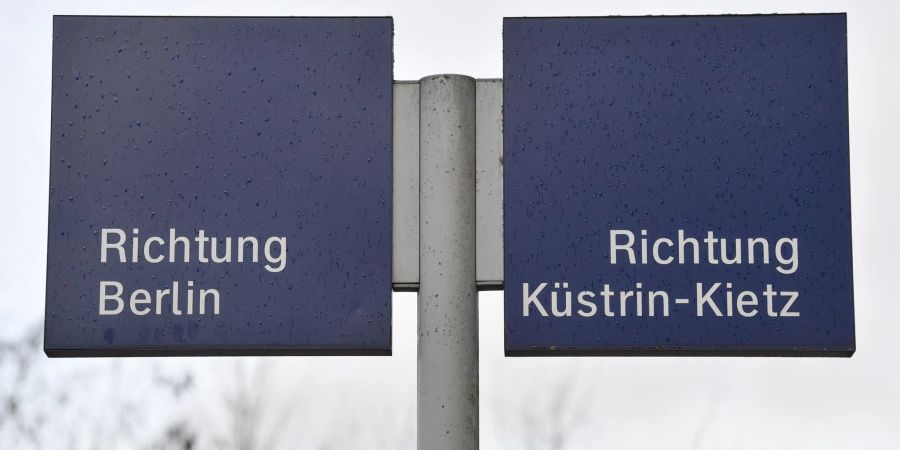 Wegweiser am Bahnhof in Trebnitz im LandkreisMärkisch-Oderland.