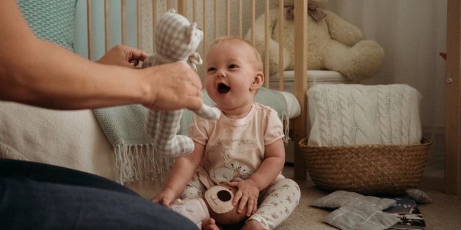 Glückliches Baby beim Spielen