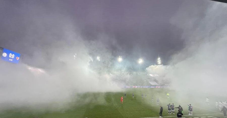 Dadurch ist die Sicht im Stadion zwischenzeitlich derart eingeschränkt, dass die Partie unterbrochen wird.