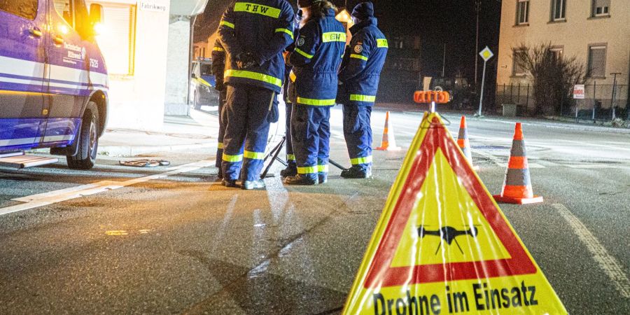 Bei der Suche nach dem vermissten zweijährigen Mädchen kommen auch Drohnen zum Einsatz. Weil der Fluss Lauchert in der Nähe des Wohnhauses der Eltern verläuft, rückten Feuerwehrtaucher an.