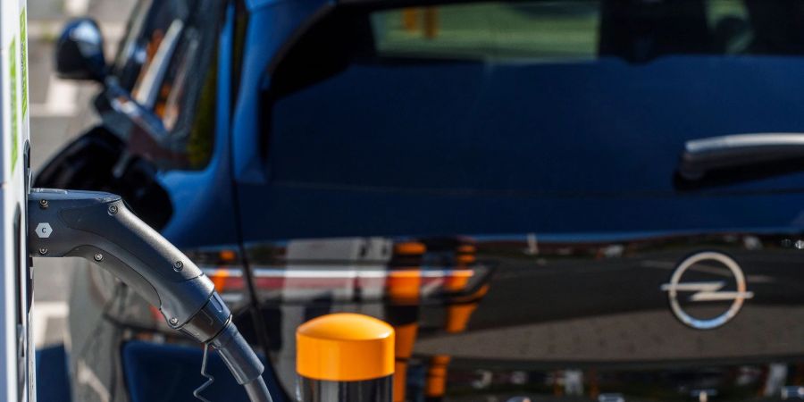 Nach dem abrupten Förderende von E-Autos, übernimmt Stellantis die Förderung für seine Privatkunden kurzerhand selbst.