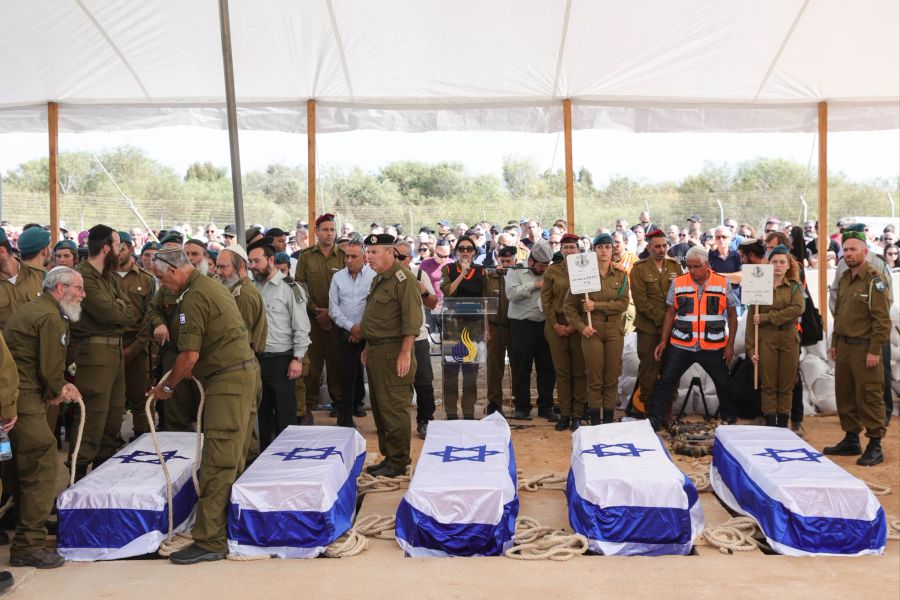 Israelische Soldaten platzieren die Särge der Familie Kutz in Gan Yavne, am 17. Oktober 2023.