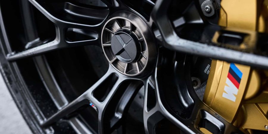 Rennsport in der heimischen Garage: der BMW M4 mit Zentralverschlussfelge.