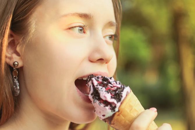 frau leckt glace