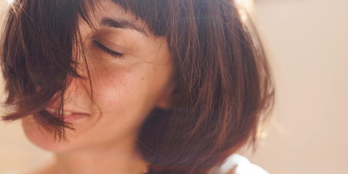 Gewusst? Frauen haben auch Orgasmen durch Stimulation des Gebärmutterhalses. zerzauste Frau lächelt selig