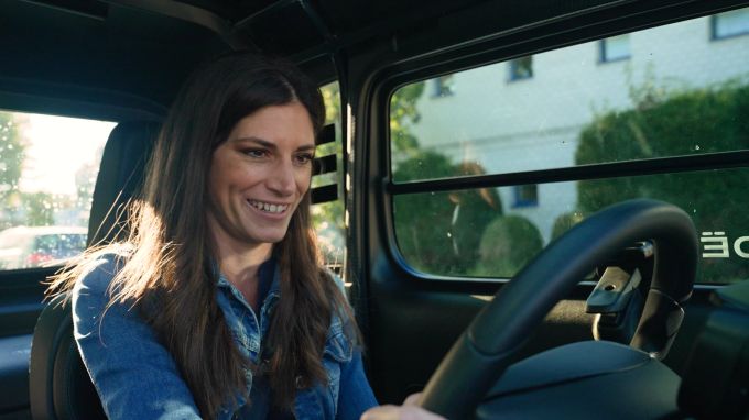 Cyndie hat sichtlich Freude an den Micro-Autos. Cyndie Citroen Ami