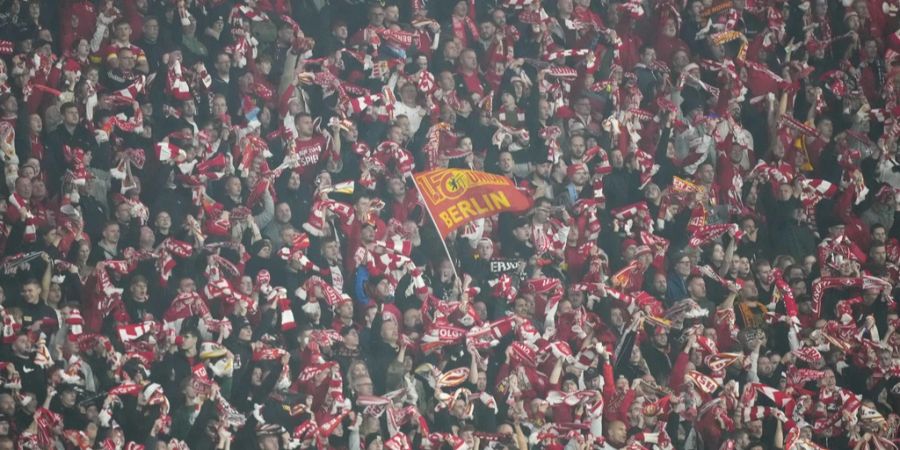 Von den Fans kriegt Fischer weiterhin Rückendeckung. Nach der Pleite in Bremen skandieren sie seinen Namen.