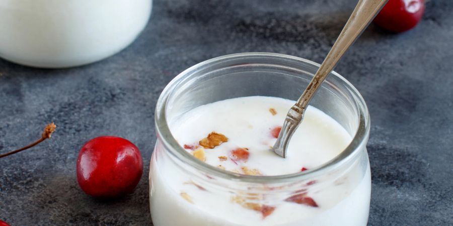 Produkte wie Joghurt und Kefir sind reich an Probiotika. Versuchen Sie diese in ihre tägliche Ernährung mit einzubeziehen.