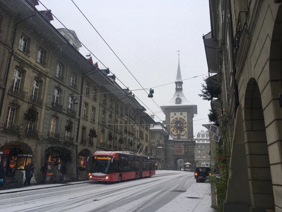 In der Berner Altstadt und auf der Zytglogge liegt eine Schneeschicht.