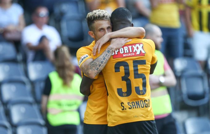 Miralem Sulejmani und Sékou Sanogo im Dress von YB. YB