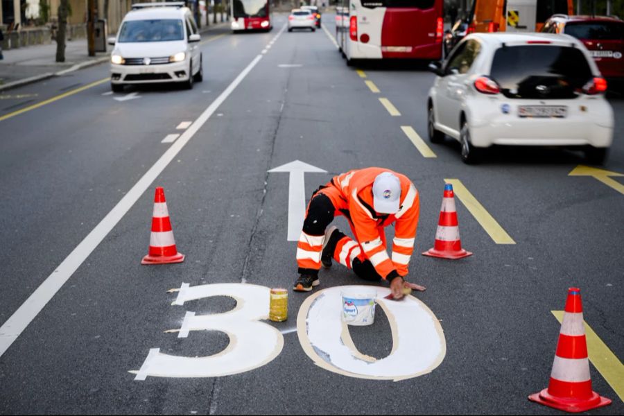 Hier wird die entsprechende Markierung auf der Strasse aufgetragen.