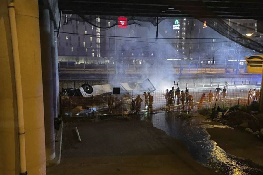 Der Bus ist am Dienstagabend von einer Brücke auf die Gleise gestürzt.