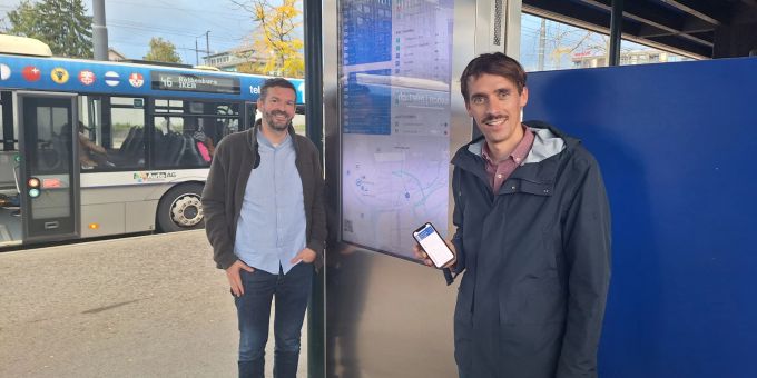 Patrick Abegg, Mobilitätskoordinator, und Christoph Zurflüh, Gebietsmanager LuzernNord, präsentieren den Mobilitätsmonitor am Bushub Emmenbrücke Bahnhof Süd mit dem Überblick über alle Mobilitätsangebote. Mobilitätskoordinator