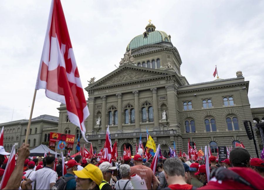 Schon am 16. September hat die Unia mit ihrer Kaufkraft-Demo höhere Löhne und Renten gefordert. (Archivbild)