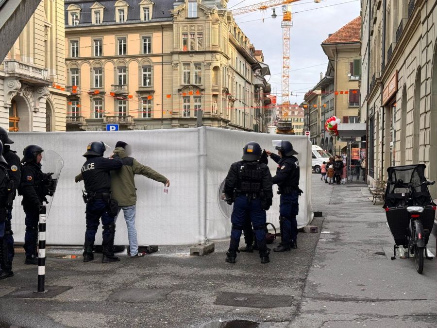 Die Polizei führt wegen der angekündigten Kundgebung am Sonntag in Bern Personenkontrollen durch.