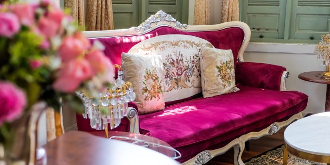 Mehr ist mehr: Davon lebt der Maximalismus. Pompöses Wohnzimmer