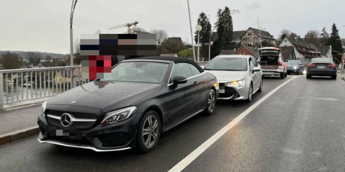 Stein am Rhein SH: Autofahrer fährt stehender Fahrzeugkolonne auf. Stein am Rhein SH