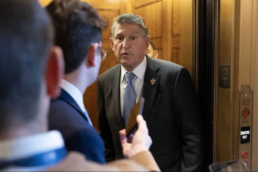 Aber: Er könnte unabhängige Wähler an beispielsweise den Demokraten Joe Manchin, der mit einer unabhängigen Kandidatur liebäugelt, verlieren.