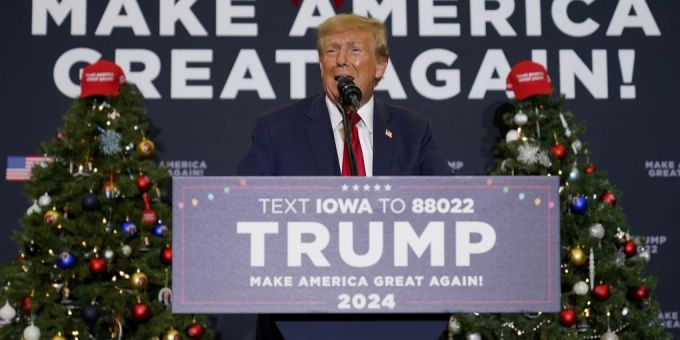 Der ehemalige Präsident Donald Trump spricht während einer Wahlkampfveranstaltung am Dienstag, 19. Dezember 2023. Donald Trump