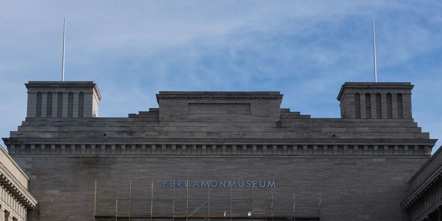 Ein Baugerüst an der Fassade des Pergamonmuseums.