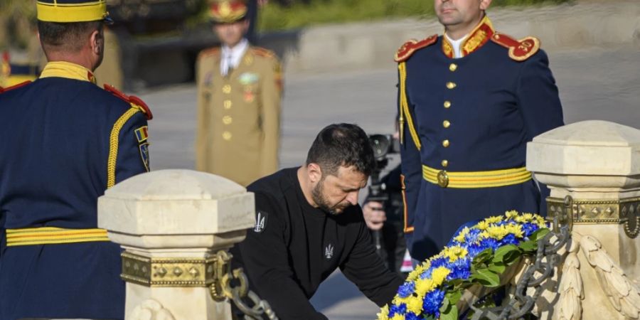 Wolodymyr Selenskyj nimmt in Bukarest an einer Kranzniederlegung am Denkmal des Unbekannten Helden teil. Der ukrainische Präsident ist zum ersten Mal seit Beginn des russischen Angriffskriegs zu Gesprächen ins Nachbarland Rumänien gereist. Foto: Alexandru Dobre/AP/dpa