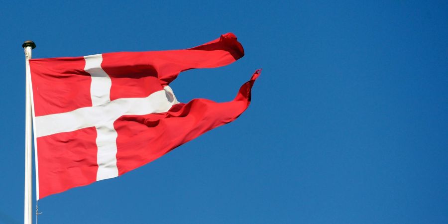 Eine dänische Flagge weht in Kopenhagen: Die dänische Regierung sucht nach rechtlichen Wegen, um Koranverbrennungen unter Strafe zu stellen.