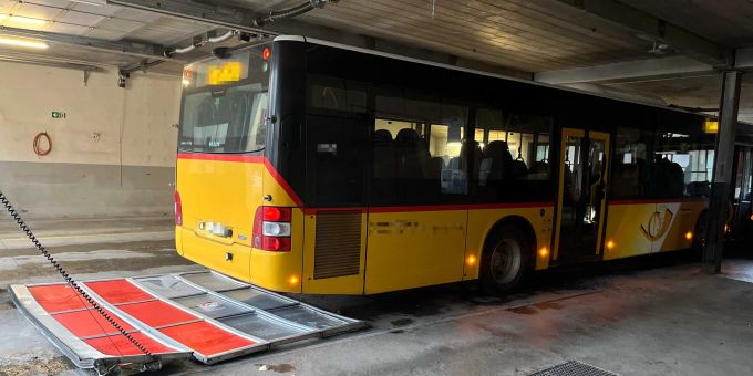 Ins Spital geflogen - Postauto durchschlägt Garagentor in Degersheim SG