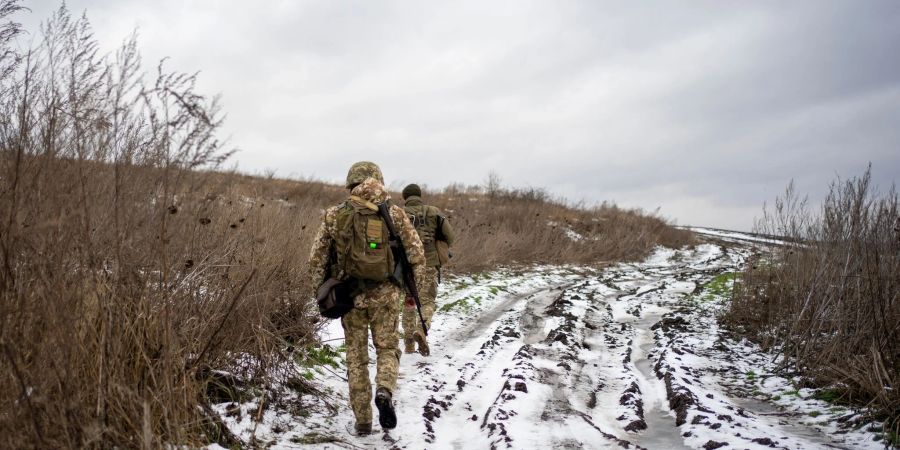 Zwei Offiziere des ukrainischen Grenzschutzes begeben sich in der Region Sumy auf ihren Posten.