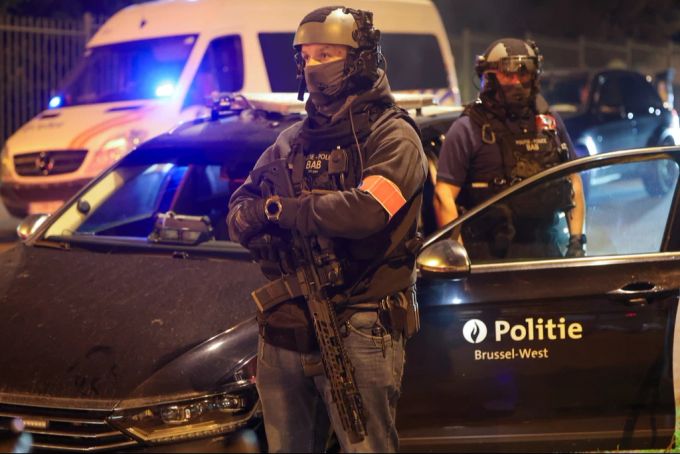 Die Polizei sucht noch immer nach dem Todes-Schützen. fussball attentat brüssel