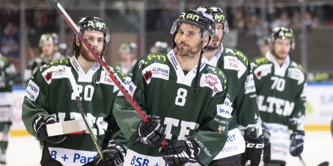 Simon Lüthi (vorne) hat im Laufe seiner Karriere lange für den EHC Olten gespielt. (KEYSTONE/Marcel Bieri) ehc olten