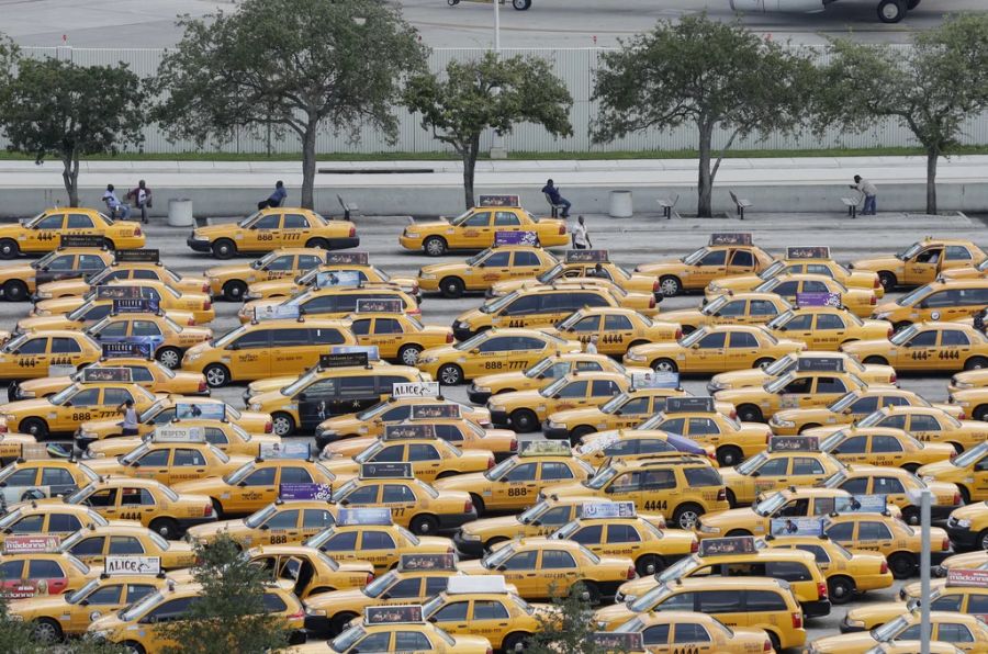 Bei Taxifahrten oder -anbietern sollte man immer vorsichtig sein. Bei offiziellen Taxis, wie hier im Bild am Flughafen in Miami, sollte es in der Regel aber sicherer sein.