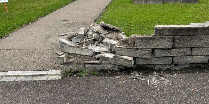 Gossau SG: Nach Unfall gegen Mauer weitergefahren. Gossau SG