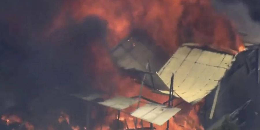 Dieses Standbild aus einem Video zeigt ein Haus, das während der Vegetationsbrände in der Nähe von Perth in Brand geraten ist. Foto: Uncredited/Australian Broadcasting Corp/Channel 7/Channel 9/AP/dpa