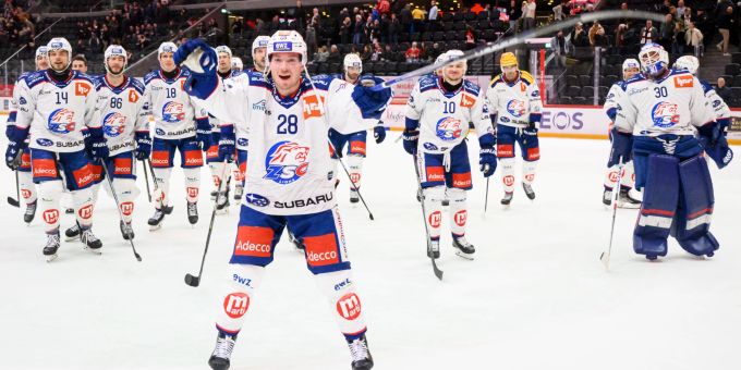 Die Spieler der ZSC Lions feiern den 4:2-Sieg in Lausanne. ZSC Lions