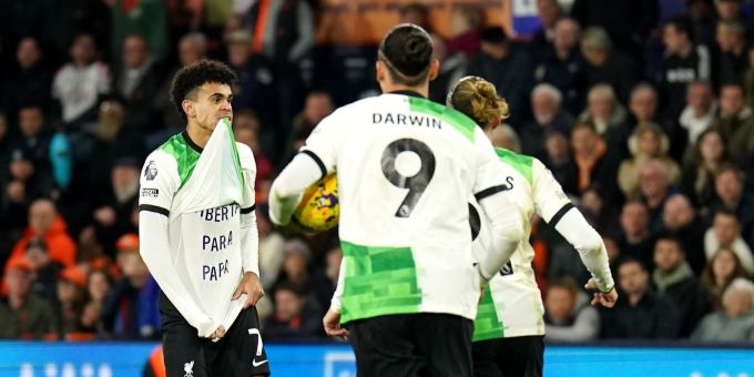 Liverpools Luis Díaz (l) zeigte nach seinem Tor ein T-Shirt mit der Aufschrift: «Freiheit für Papa». FC Liverpool