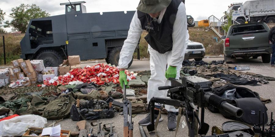 Die kosovarische Polizei zeigt nach den Kämpfen mit dem Kommandotrupp beschlagnahmte Waffen und militärische Ausrüstung.