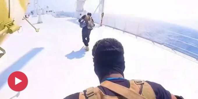 Im Roten Meer - Video zeigt Überfall von Huthi-Rebellen auf Schiff