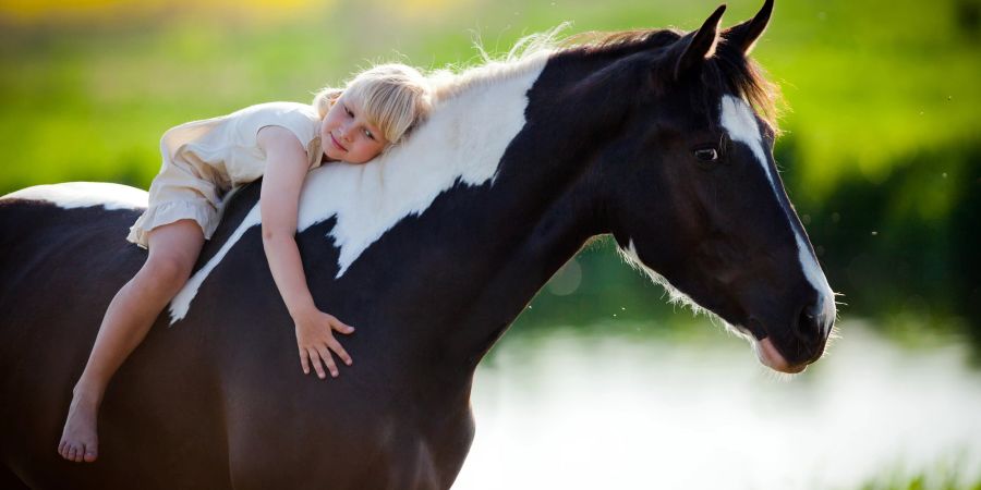 Mädchen auf Pferd