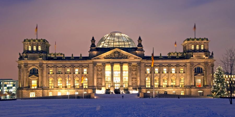 Der Reichstag in Berlin – Sitz der deutschen Regierung – ist sehenswert. Er gilt auch als Symbol der deutschen Wiedervereinigung.