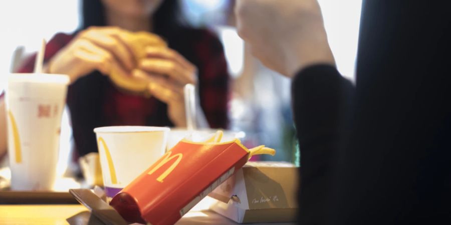 Eine deutsche Influencerin bezahlte bei ihrem McDonald's-Besuch im Tessin «50 Euro» für zwei Menüs.