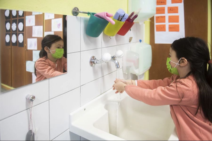 Auch die Hygiene wurde ernst genommen um die Ausbreitung des Virus zu verhindern. (Archivbild)