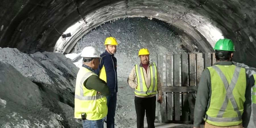 Rettungskräfte in dem eingestürzten Strassentunnel.